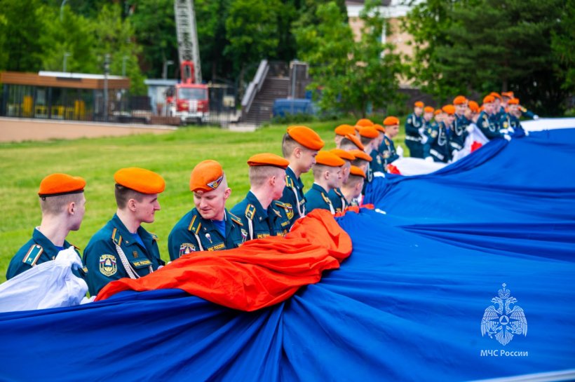 Личный состав Академии ГПС МЧС России провел патриотическую акцию ко Дню России 